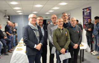 Les 4 médaillée entourés du directeur Jean-Paul Dieudé, du conseiller départemental Christian Tieulié et d'une partie du personnel de l'entreprise./ Photo DDM