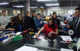 Les jeunes en visite dans les ateliers de l'entreprise figeacoise.