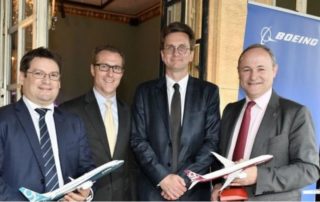 David Arragon, directeur général de Crouzet ; Mike Dickinson, Boeing Commercial Airplanes ; Jean-Marc Fron, DG de Boeing France. / Photo DR