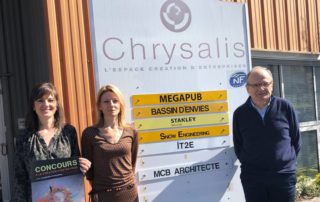 Devant la pépinière d'entreprises Chrysalis : Pauline Choinet, directrice de la pépinière ; Sabrina Bartolottti, animatrice, et François Marty, vice-président de la comcom en charge de l'économie./ Photo DDM, MCB