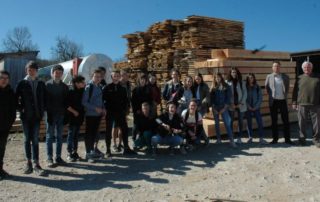 Les jeunes en visite à la scierie Capus.