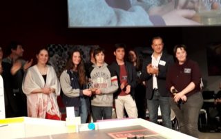 Le club Robotronik vient de recevoir le prix du jury, en compagnie de Laurent Nonorgues leur professeur.