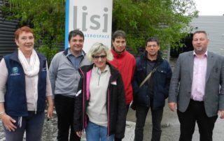 Laurence et Marion avec Fabrice Marty, directeur adjoint de l'ESAT ; Nasser Issad, moniteur d'atelier, et de part et d'autre Johan Fabre, directeur de Lisi Villefranche, et Christine Jouve, DRH. / Photo DDM