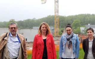 Devant le chantier, Hervé Danton délégué de la Mecanic Vallée, Aurélie Monteillet du pôle formation de l'UIMM, et pour Figeac Aéro Sabine Boudou ancienne apprentie et Virginie Andrieu chargée de la formation.