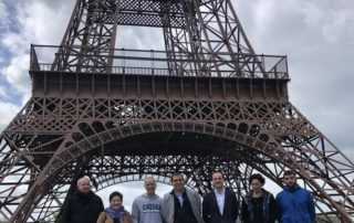 Élus, commerçants et membres du Comité des fêtes autour d’Alain Lacombe (3e à partir de la gauche) devant sa magnifique tour Eiffel. Photo DDM - MCB