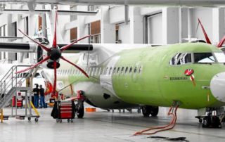 Le secteur de l'aérospatiale, ici dans les ateliers d'ATR, à Toulouse, tire l'économie régionale vers le haut. Photo d'archives José Torres