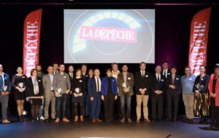 À l'issue de la remise des trophées, l'ensemble des lauréats 2019, les parrains primés en 2018 et les nombreuses personnalités réunis sur scène.